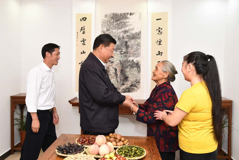 　　9月16日至18日，中共中央總書記、國(guó)家主席、中央軍委主席習(xí)近平在河南考察。這是16日下午，習(xí)近平在信陽市新縣田鋪鄉(xiāng)田鋪大塆“老家寒舍”民宿店，同店主一家親切交談。 新華社記者 謝環(huán)馳 攝