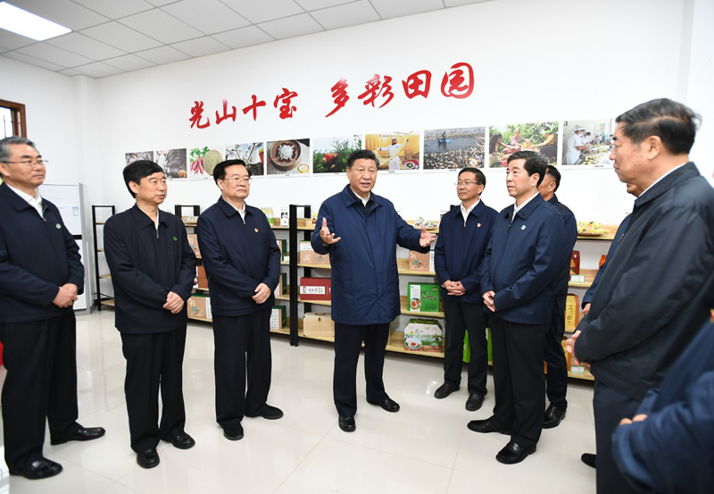 9月16日至18日，中共中央總書記、國(guó)家主席、中央軍委主席習(xí)近平在河南考察。這是17日上午，習(xí)近平在信陽市光山縣文殊鄉(xiāng)東岳村文化接待中心，了解光山縣脫貧工作和中辦在光山縣扶貧工作情況。新華社記者 謝環(huán)馳 攝