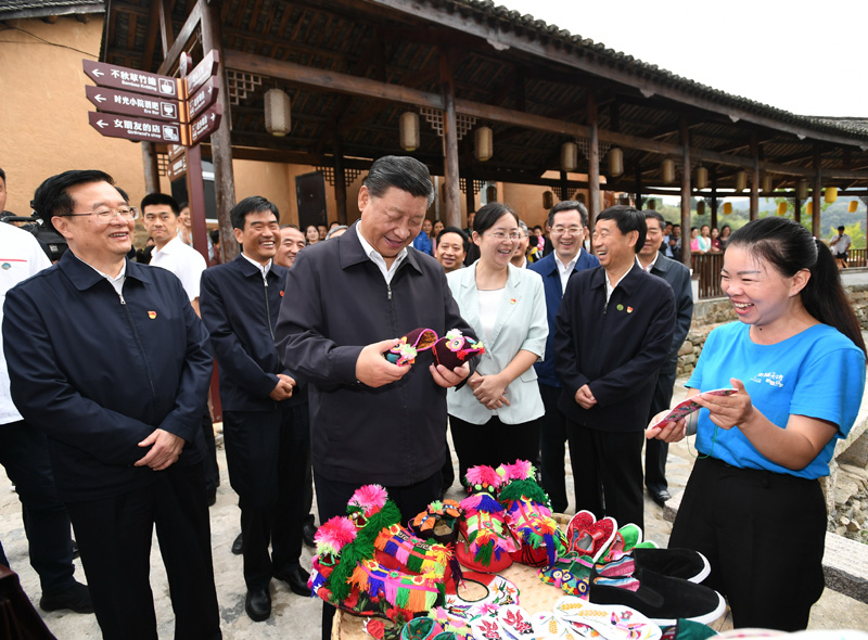 　　9月16日至18日，中共中央總書記、國(guó)家主席、中央軍委主席習(xí)近平在河南考察。這是16日下午，習(xí)近平在信陽市新縣田鋪鄉(xiāng)田鋪大塆考察調(diào)研。 新華社記者 謝環(huán)馳 攝