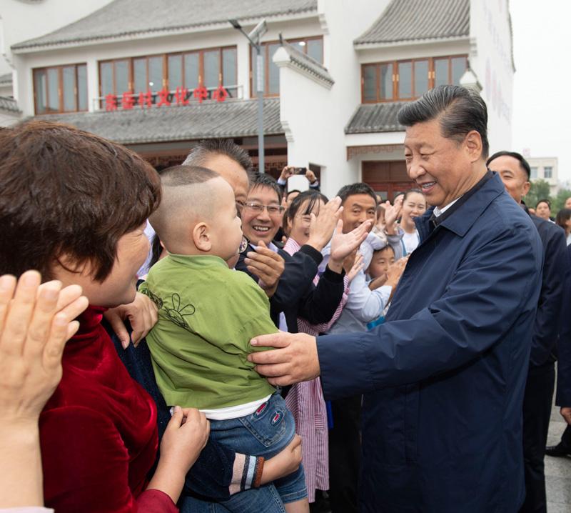 9月16日至18日，中共中央總書記、國(guó)家主席、中央軍委主席習(xí)近平在河南考察。這是17日上午，習(xí)近平在信陽市光山縣文殊鄉(xiāng)東岳村同鄉(xiāng)親們親切交流，祝愿鄉(xiāng)親們生活芝麻開花節(jié)節(jié)高。新華社記者 謝環(huán)馳 攝