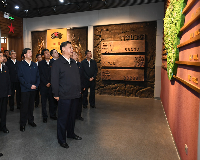 9月16日至18日，中共中央總書記、國(guó)家主席、中央軍委主席習(xí)近平在河南考察。這是16日下午，習(xí)近平來到位于信陽市新縣的鄂豫皖蘇區(qū)首府烈士陵園，瞻仰革命烈士紀(jì)念堂。 新華社記者 謝環(huán)馳 攝