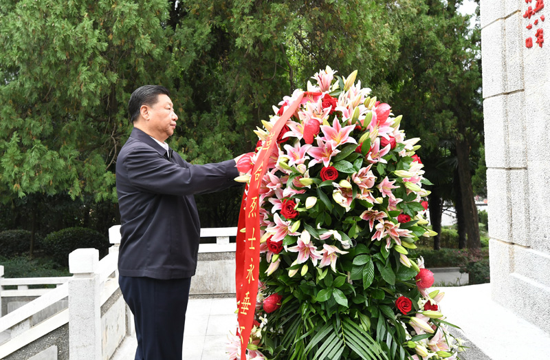 　　9月16日至18日，中共中央總書記、國(guó)家主席、中央軍委主席習(xí)近平在河南考察。這是16日下午，習(xí)近平來到位于信陽市新縣的鄂豫皖蘇區(qū)首府烈士陵園，瞻仰革命烈士紀(jì)念碑，向革命先烈敬獻(xiàn)花籃。 新華社記者 謝環(huán)馳 攝