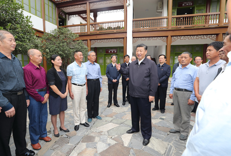 　　9月16日至18日，中共中央總書記、國(guó)家主席、中央軍委主席習(xí)近平在河南考察。這是16日下午，習(xí)近平在位于信陽市新縣的鄂豫皖蘇區(qū)首府革命博物館，同當(dāng)?shù)丶t軍后代、革命烈士家屬代表親切交談。 新華社記者 鞠鵬 攝