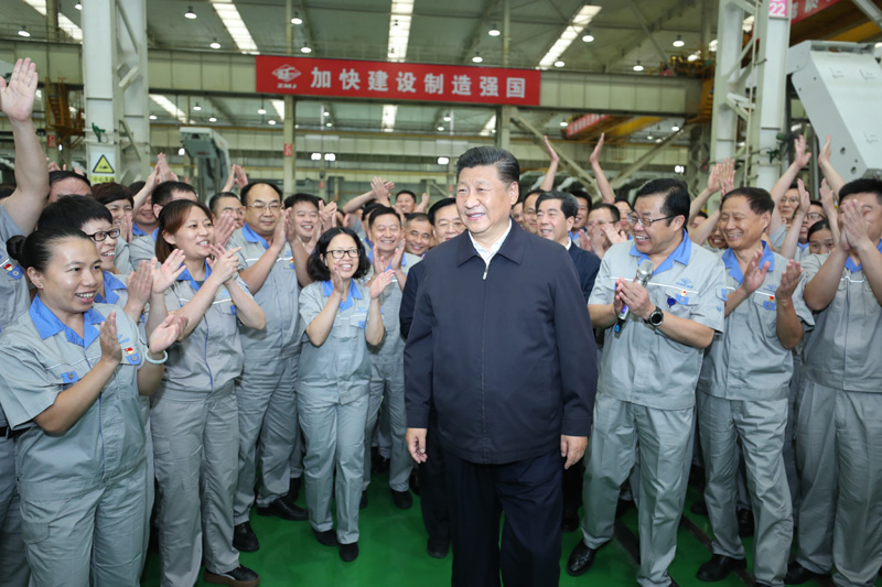 9月16日至18日，中共中央總書記、國(guó)家主席、中央軍委主席習(xí)近平在河南考察。這是17日下午，習(xí)近平在鄭州煤礦機(jī)械集團(tuán)股份有限公司總裝車間同工人們親切交流，鼓勵(lì)他們加強(qiáng)自主創(chuàng)新，爭(zhēng)創(chuàng)發(fā)展戰(zhàn)略優(yōu)勢(shì)。新華社記者 鞠鵬 攝