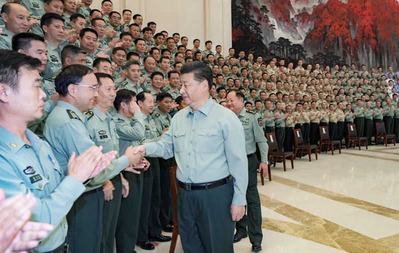 9月16日至18日，中共中央總書記、國(guó)家主席、中央軍委主席習(xí)近平在河南考察。這是18日上午，習(xí)近平在鄭州親切接見駐河南部隊(duì)副師職以上領(lǐng)導(dǎo)干部和團(tuán)級(jí)單位主官，代表黨中央和中央軍委向駐河南部隊(duì)全體官兵致以誠(chéng)摯問候。新華社記者 李剛 攝