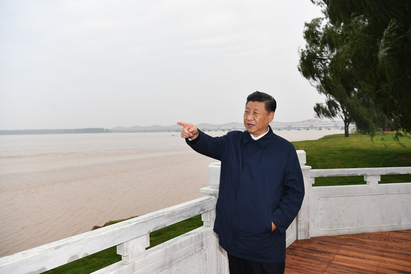 9月16日至18日，中共中央總書記、國(guó)家主席、中央軍委主席習(xí)近平在河南考察。這是17日下午，習(xí)近平在鄭州黃河國(guó)家地質(zhì)公園，眺望黃河鄭州段。新華社記者 謝環(huán)馳 攝