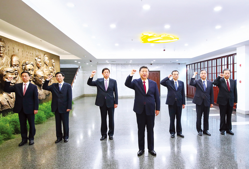 　2017年10月31日，中共中央總書記、國(guó)家主席、中央軍委主席習(xí)近平帶領(lǐng)中共中央政治局常委李克強(qiáng)、栗戰(zhàn)書、汪洋、王滬寧、趙樂(lè)際、韓正，瞻仰上海中共一大會(huì)址和浙江嘉興南湖紅船。這是31日上午，在上海中共一大會(huì)址紀(jì)念館，習(xí)近平帶領(lǐng)其他中共中央政治局常委同志一起重溫入黨誓詞。 新華社記者 蘭紅光/攝