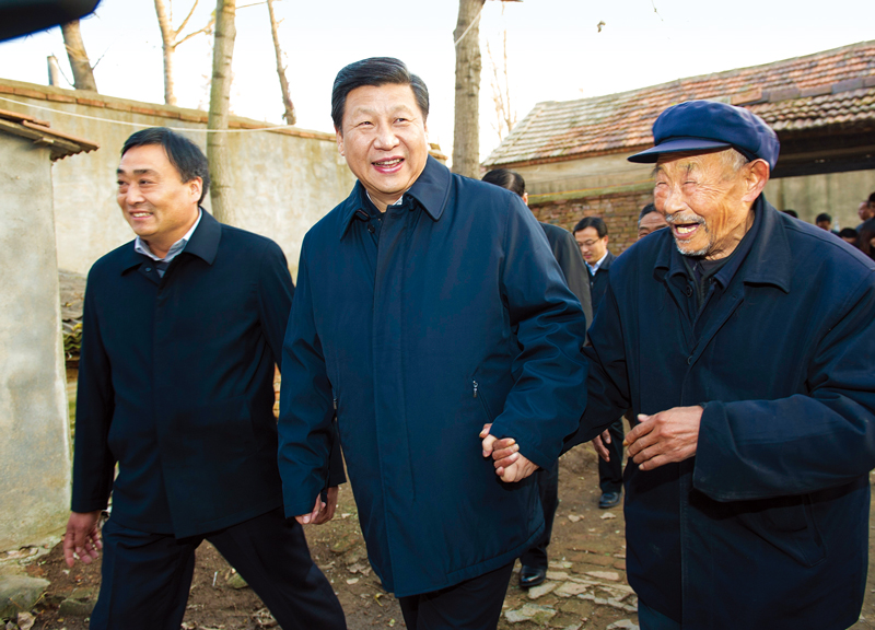　2013年11月24日至28日，中共中央總書記、國(guó)家主席、中央軍委主席習(xí)近平在山東考察。 這是25日下午，習(xí)近平在地處沂蒙老區(qū)的臨沭縣曹莊鎮(zhèn)朱村親切地拉著83歲的“老支前”王克昌的手去他家看望。 新華社記者 謝環(huán)馳/攝
