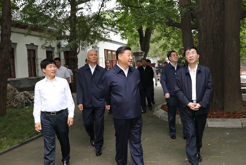 9月12日，中共中央總書記、國(guó)家主席、中央軍委主席習(xí)近平視察中共中央北京香山革命紀(jì)念地。這是習(xí)近平瞻仰雙清別墅。