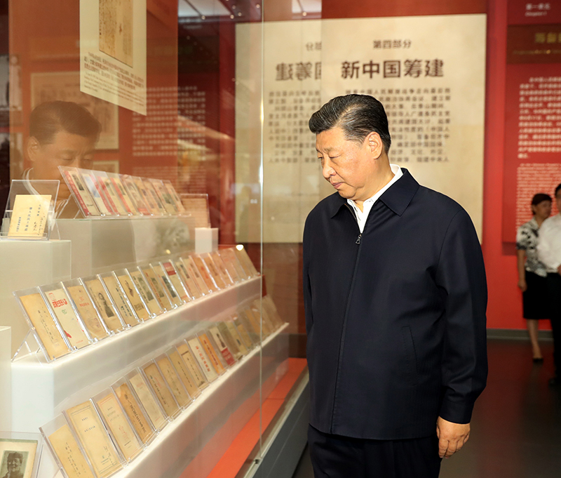 9月12日，中共中央總書記、國(guó)家主席、中央軍委主席習(xí)近平視察中共中央北京香山革命紀(jì)念地。這是習(xí)近平在香山革命紀(jì)念館參觀《為新中國(guó)奠基》主題展覽。