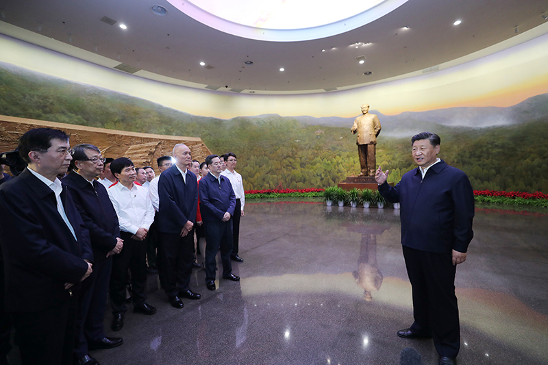 9月12日，中共中央總書記、國(guó)家主席、中央軍委主席習(xí)近平視察中共中央北京香山革命紀(jì)念地。這是習(xí)近平在香山革命紀(jì)念館參觀《為新中國(guó)奠基》主題展覽，并發(fā)表重要講話。