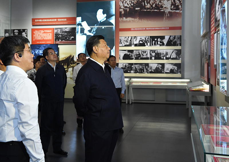 9月12日，中共中央總書記、國(guó)家主席、中央軍委主席習(xí)近平視察中共中央北京香山革命紀(jì)念地。這是習(xí)近平在香山革命紀(jì)念館參觀《為新中國(guó)奠基》主題展覽。