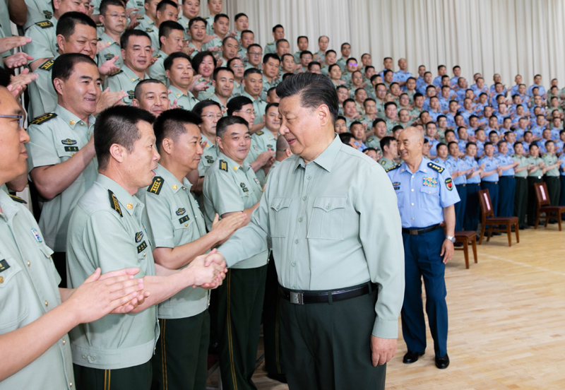 8月22日，中共中央總書記、國(guó)家主席、中央軍委主席習(xí)近平到空軍某基地視察。這是習(xí)近平親切接見駐甘肅部隊(duì)副師職以上領(lǐng)導(dǎo)干部和團(tuán)級(jí)單位主官。