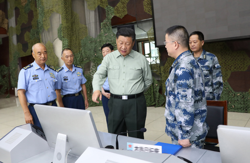 8月22日，中共中央總書記、國(guó)家主席、中央軍委主席習(xí)近平到空軍某基地視察。這是習(xí)近平察看基地作戰(zhàn)指揮中心，了解戰(zhàn)備值班和訓(xùn)練情況。