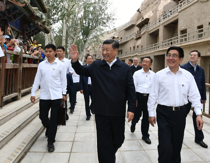 8月19日至22日，中共中央總書記、國家主席、中央軍委主席習近平在甘肅考察。這是19日下午，習近平在敦煌莫高窟考察調研時，向正在參觀的游客親切招手致意。