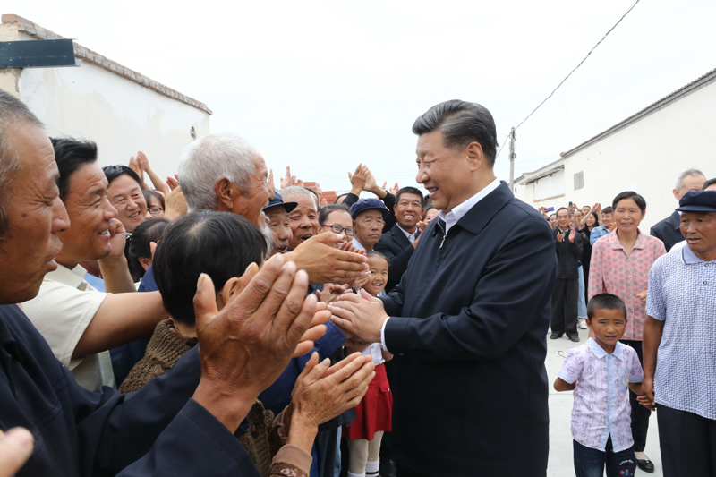 8月19日至22日，中共中央總書記、國家主席、中央軍委主席習近平在甘肅考察。這是21日上午，習近平在武威市古浪縣黃花灘生態(tài)移民區(qū)富民新村同村民親切交談。