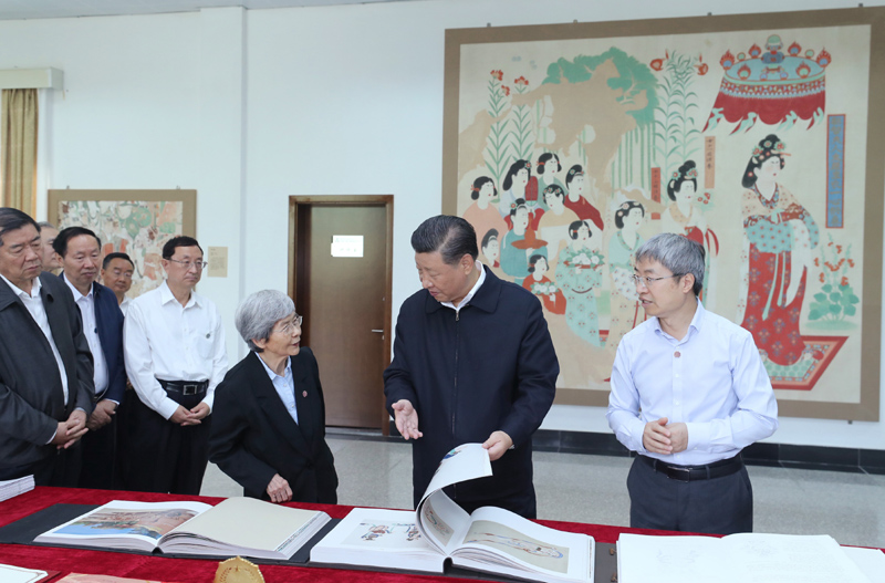 8月19日至22日，中共中央總書記、國家主席、中央軍委主席習近平在甘肅考察。這是19日下午，習近平在敦煌研究院察看珍藏文物和學術成果展示，了解文物保護和研究、弘揚優(yōu)秀歷史文化情況。