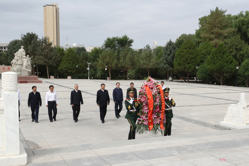 8月19日至22日，中共中央總書記、國家主席、中央軍委主席習近平在甘肅考察。這是20日上午，習近平來到張掖市高臺縣，瞻仰中國工農紅軍西路軍紀念碑，向革命先烈敬獻花籃。