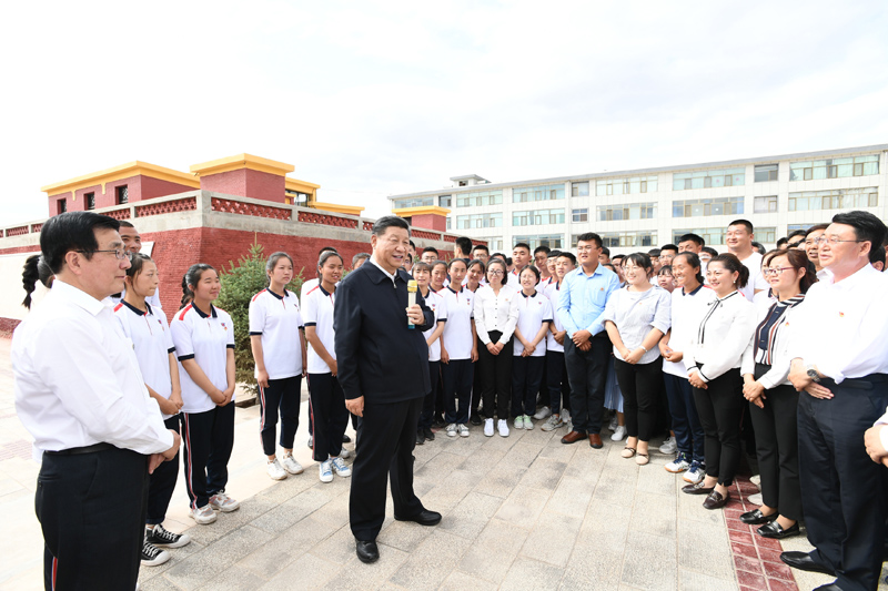 8月19日至22日，中共中央總書記、國家主席、中央軍委主席習近平在甘肅考察。這是20日下午，習近平在張掖市山丹培黎學校同師生親切交流。