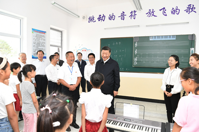 8月19日至22日，中共中央總書記、國家主席、中央軍委主席習近平在甘肅考察。這是21日上午，習近平在武威市古浪縣黃花灘生態(tài)移民區(qū)富民新村富民小學的音樂教室，認真觀看正在進行的音樂課教學。