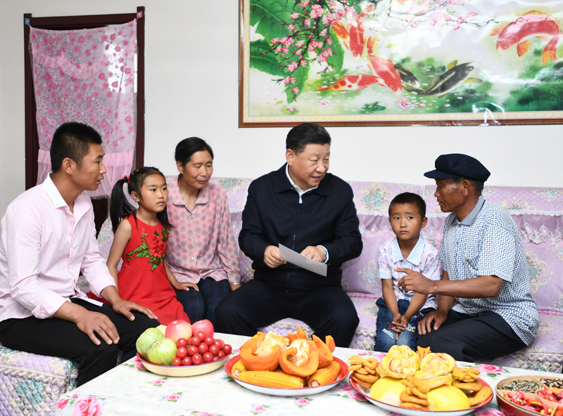 8月19日至22日，中共中央總書記、國家主席、中央軍委主席習近平在甘肅考察。這是21日上午，習近平在武威市古浪縣黃花灘生態(tài)移民區(qū)富民新村村民李應川家，同李應川一家拉家常。