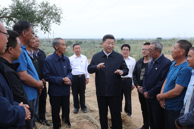 8月19日至22日，中共中央總書記、國家主席、中央軍委主席習近平在甘肅考察。這是21日上午，習近平在武威市古浪縣八步沙林場同“六老漢”代表及林場職工親切交談。