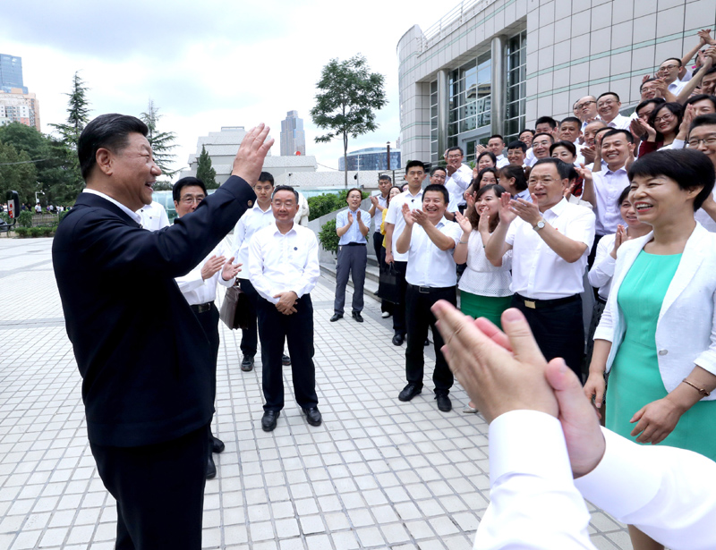 8月19日至22日，中共中央總書記、國家主席、中央軍委主席習近平在甘肅考察。這是21日下午，習近平在讀者出版集團有限公司同工作人員親切交談。