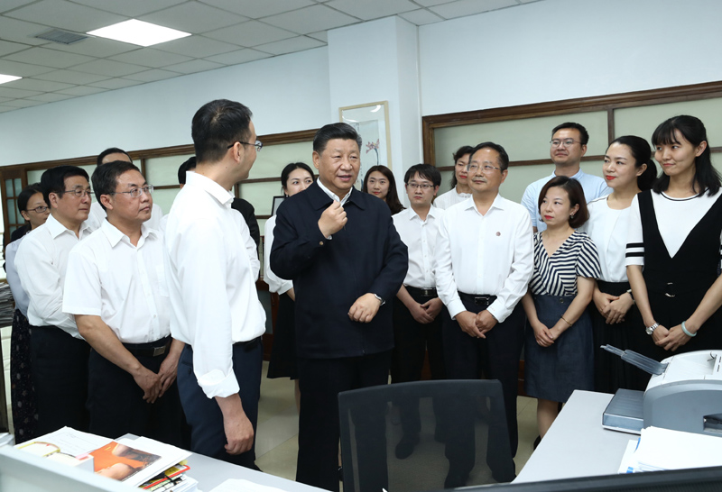 8月19日至22日，中共中央總書記、國家主席、中央軍委主席習近平在甘肅考察。這是21日下午，習近平在《讀者》編輯部同工作人員交流，勉勵他們?yōu)槿嗣裉峁└鄡?yōu)秀精神食糧。
