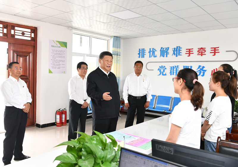 8月19日至22日，中共中央總書記、國家主席、中央軍委主席習近平在甘肅考察。這是21日上午，習近平在武威市古浪縣黃花灘生態(tài)移民區(qū)富民新村黨群服務中心考察。